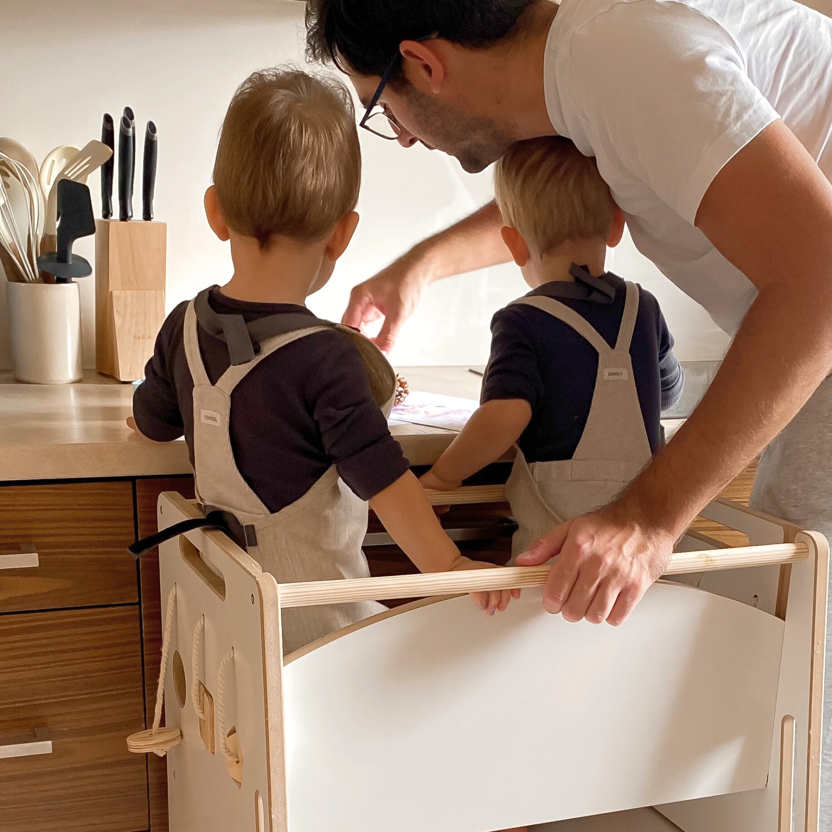 Dzieci bawią się z tatą