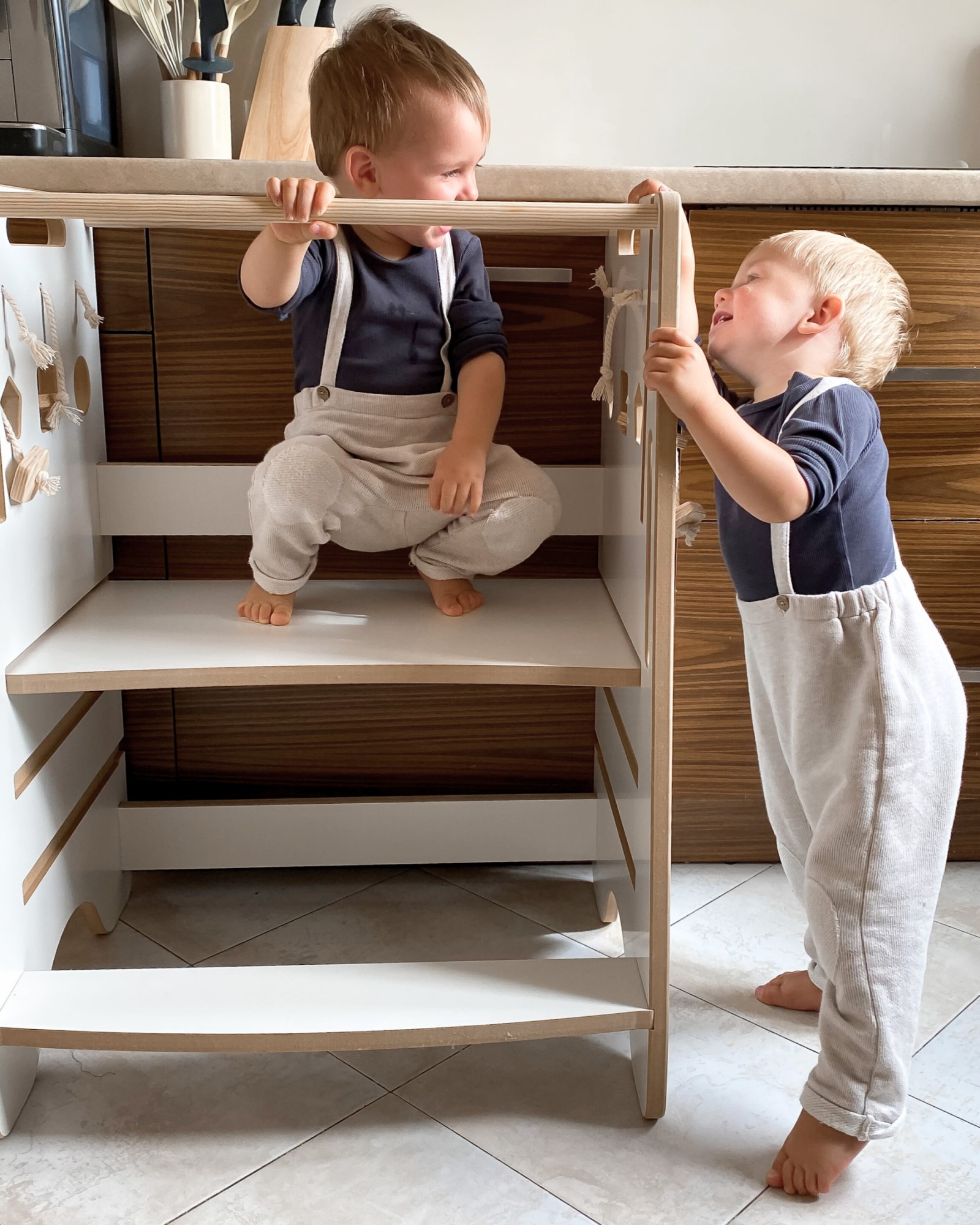 bliźniacy bawią się w kitchen helper