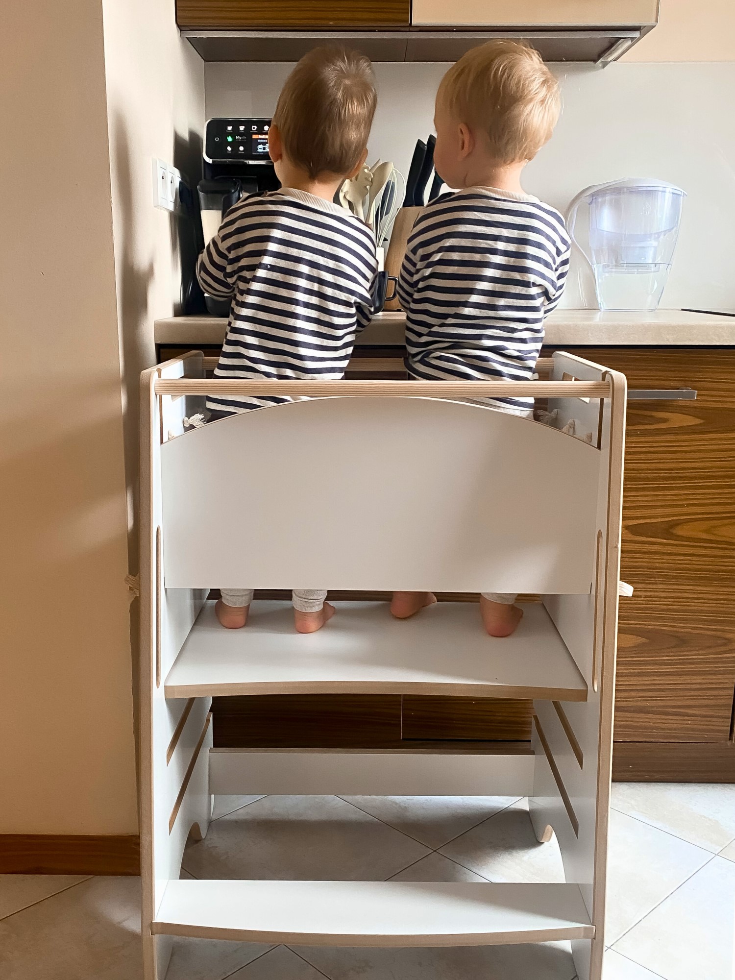 Bliźniacy pomagają w kuchni