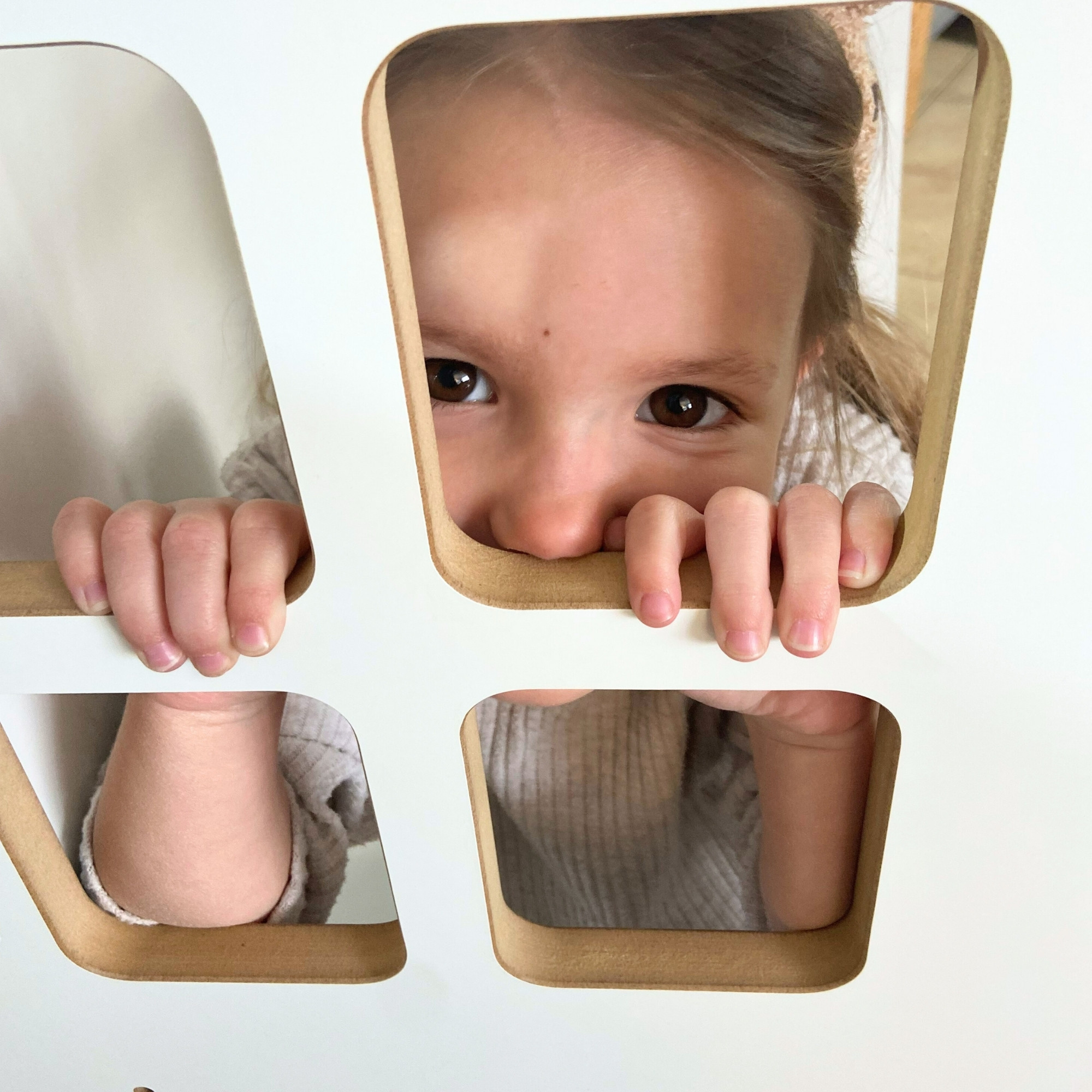 dziewczynka z kitchen helper, dziewczynka zagląda przez okienko