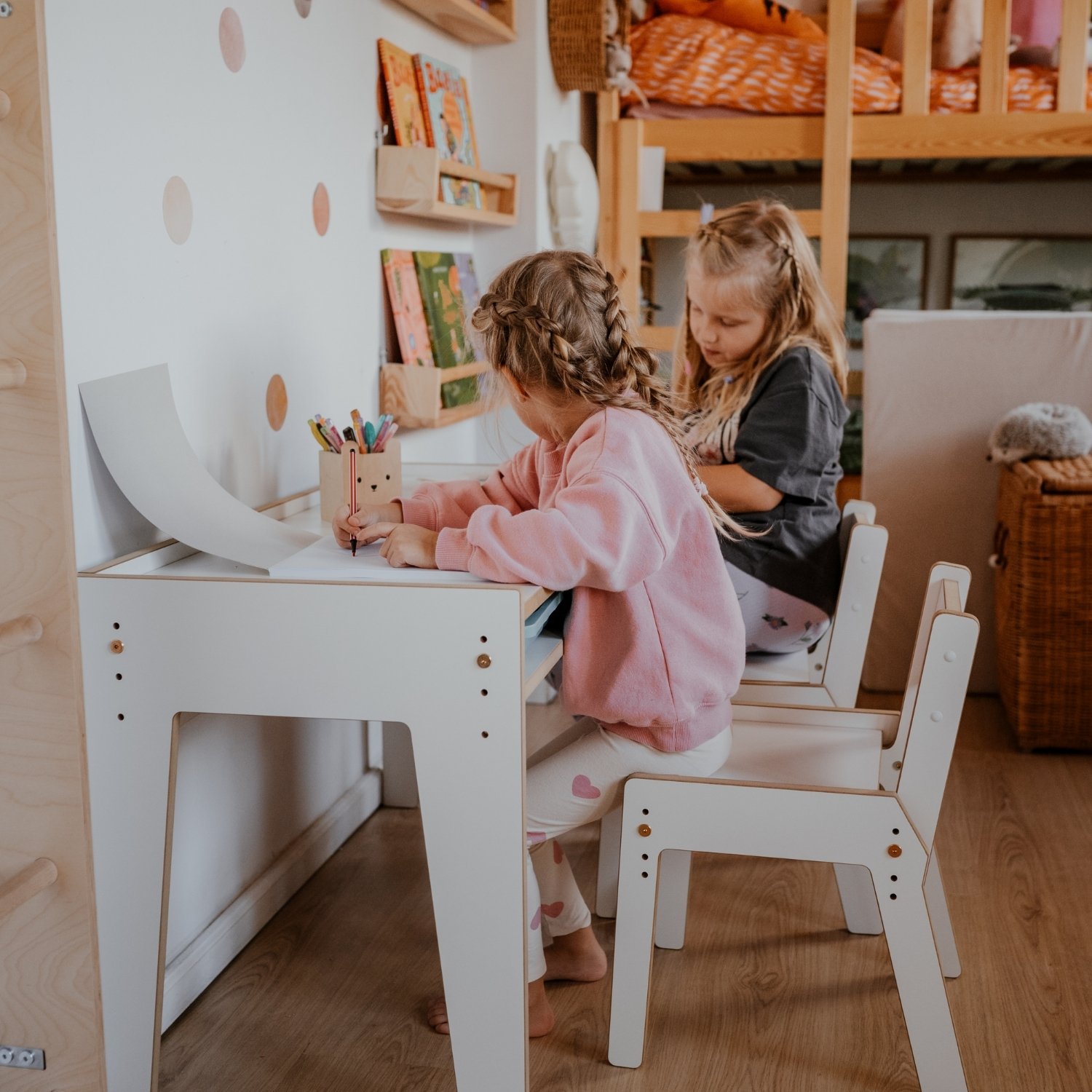 Dziewczynki bawią się zabawkami na biurku