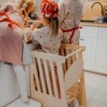 dzieci pomagają w kuchni, dzieci robią ciasteczka i pierniki, kitchen helper dla dziecka