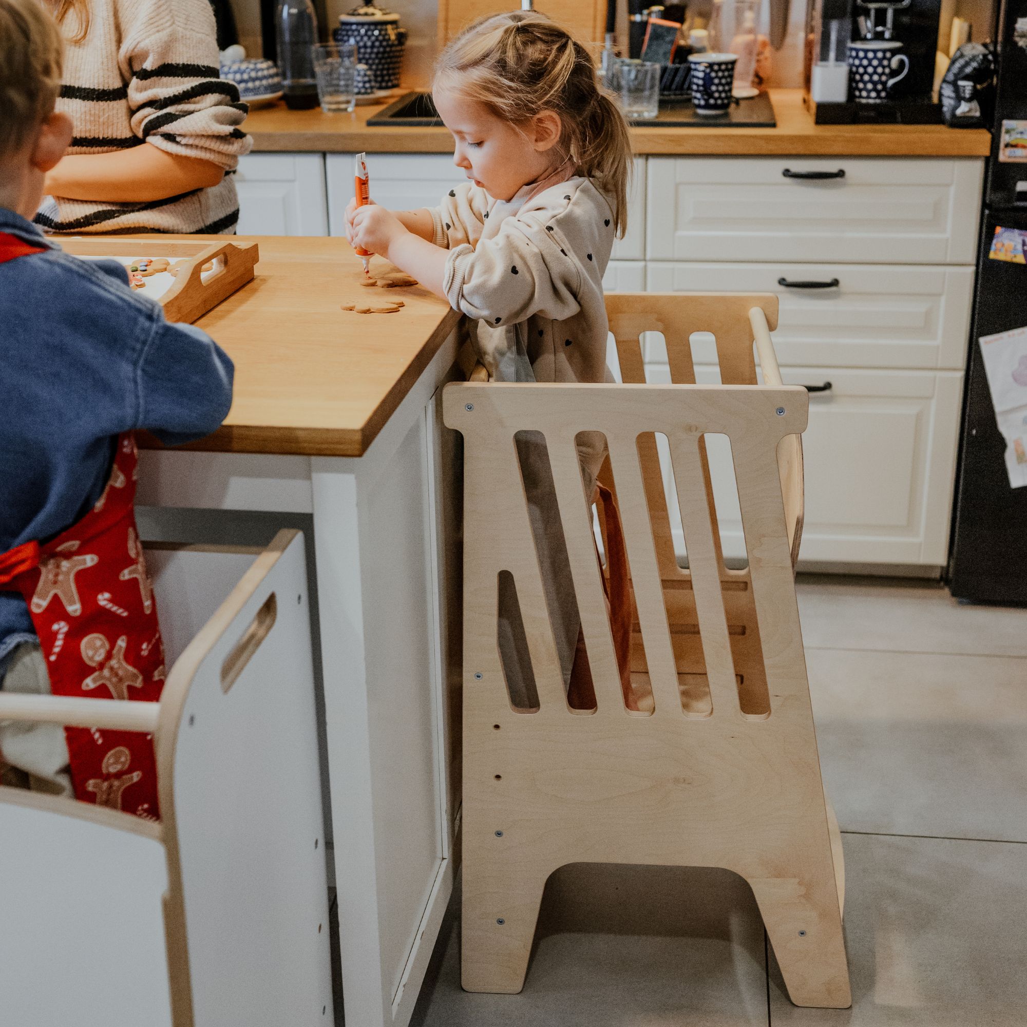 dziewczynka pomaga w kuchni