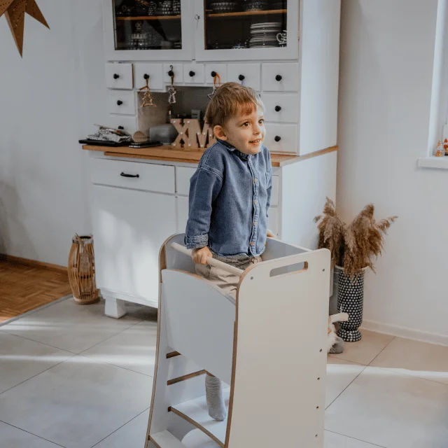 chłopiec stoi na kitchen helper