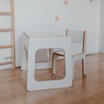 dziewczynka siedzi przy biurku