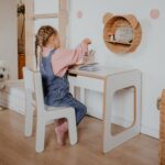 dziewczynka siedzi przy biurku