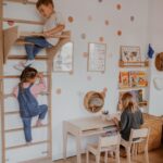 Dzieci bawią się przy drabince gimnastycznej