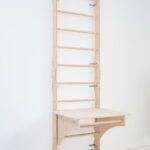 Drabinka gimnastyczna z przymocowanym biurkiem