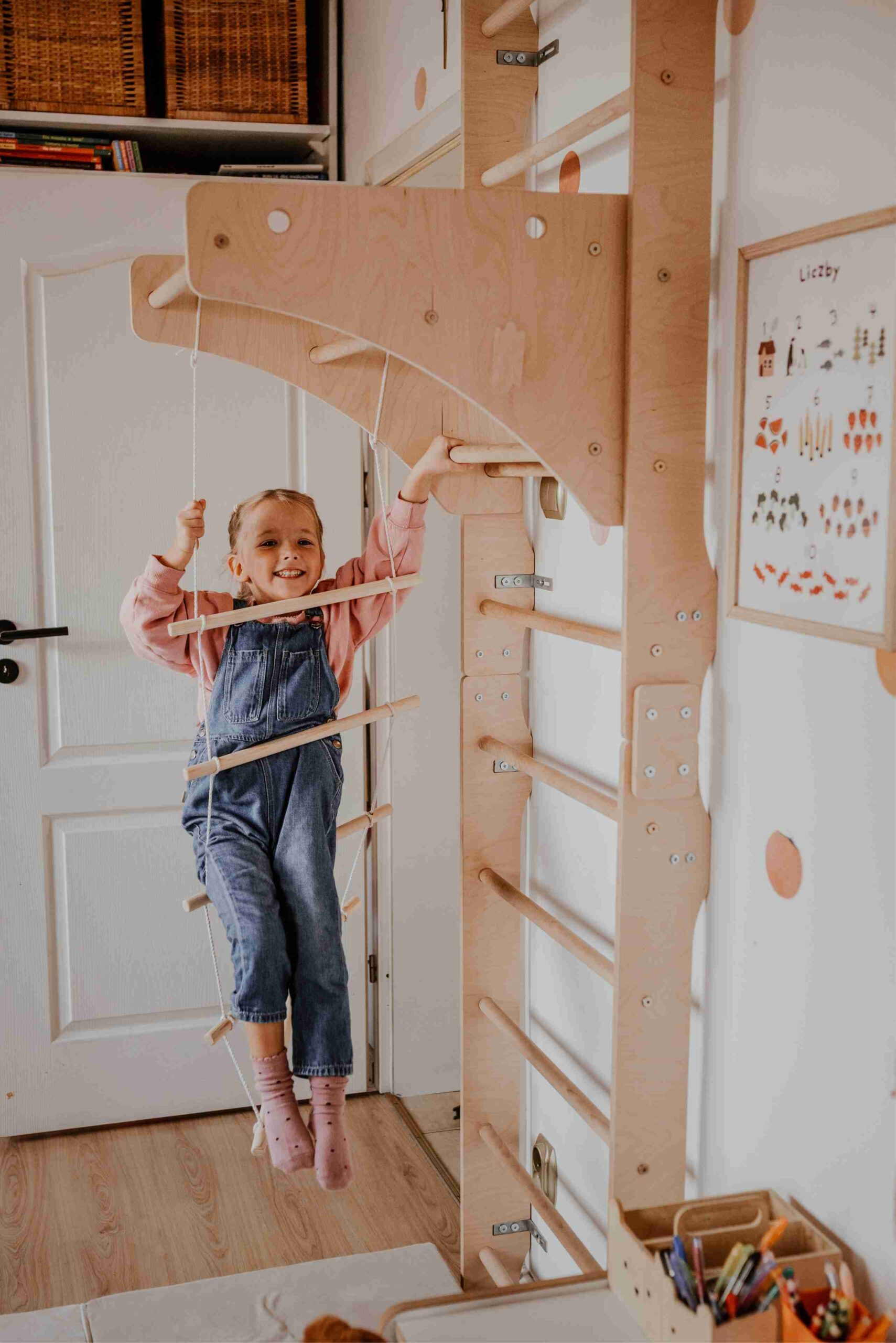 Dziewczynka bawi się na drabince