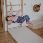 Dziewczynka bawi się na drabince gimnastycznej