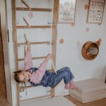 Dziewczynka bawi się na drabince gimnastycznej