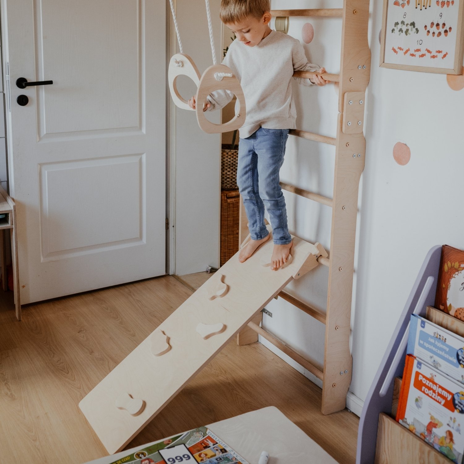 Chłopiec zjeżdża na zjeżdżalni