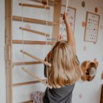 Dziewczynka bawi się na drabince gimnastycznej