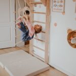 Dziewczynka bawi się na drabince gimnastycznej