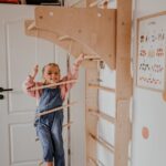 Dziewczynka bawi się na drabince gimnastycznej