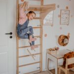 Dziewczynka bawi się na drabince gimnastycznej