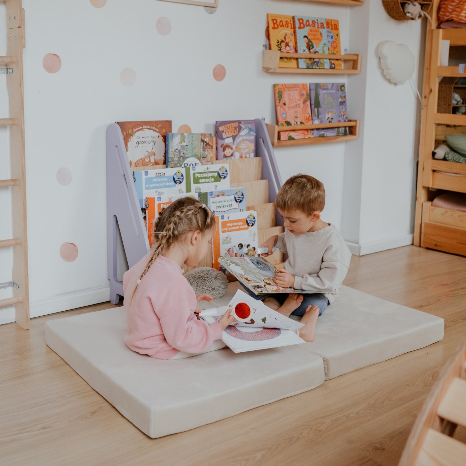 Dzieci czytają książki na materacu