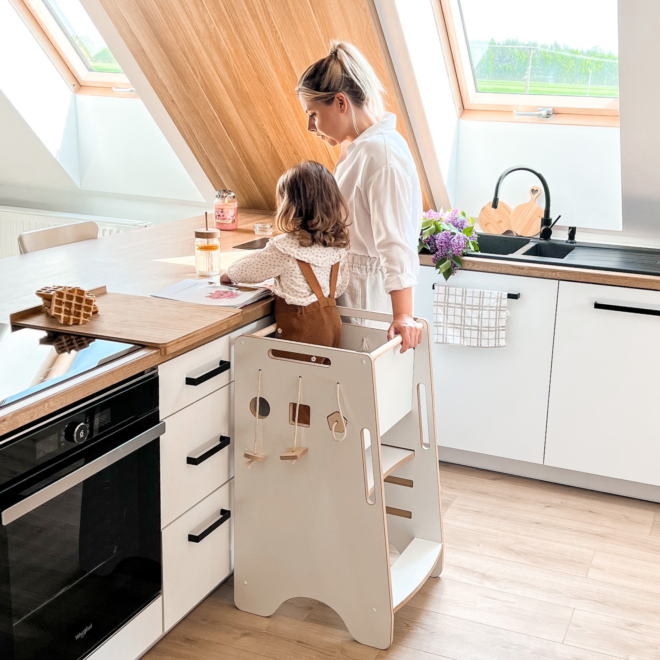 Mama z córką spędzają czas w kuchni z kitchen helper