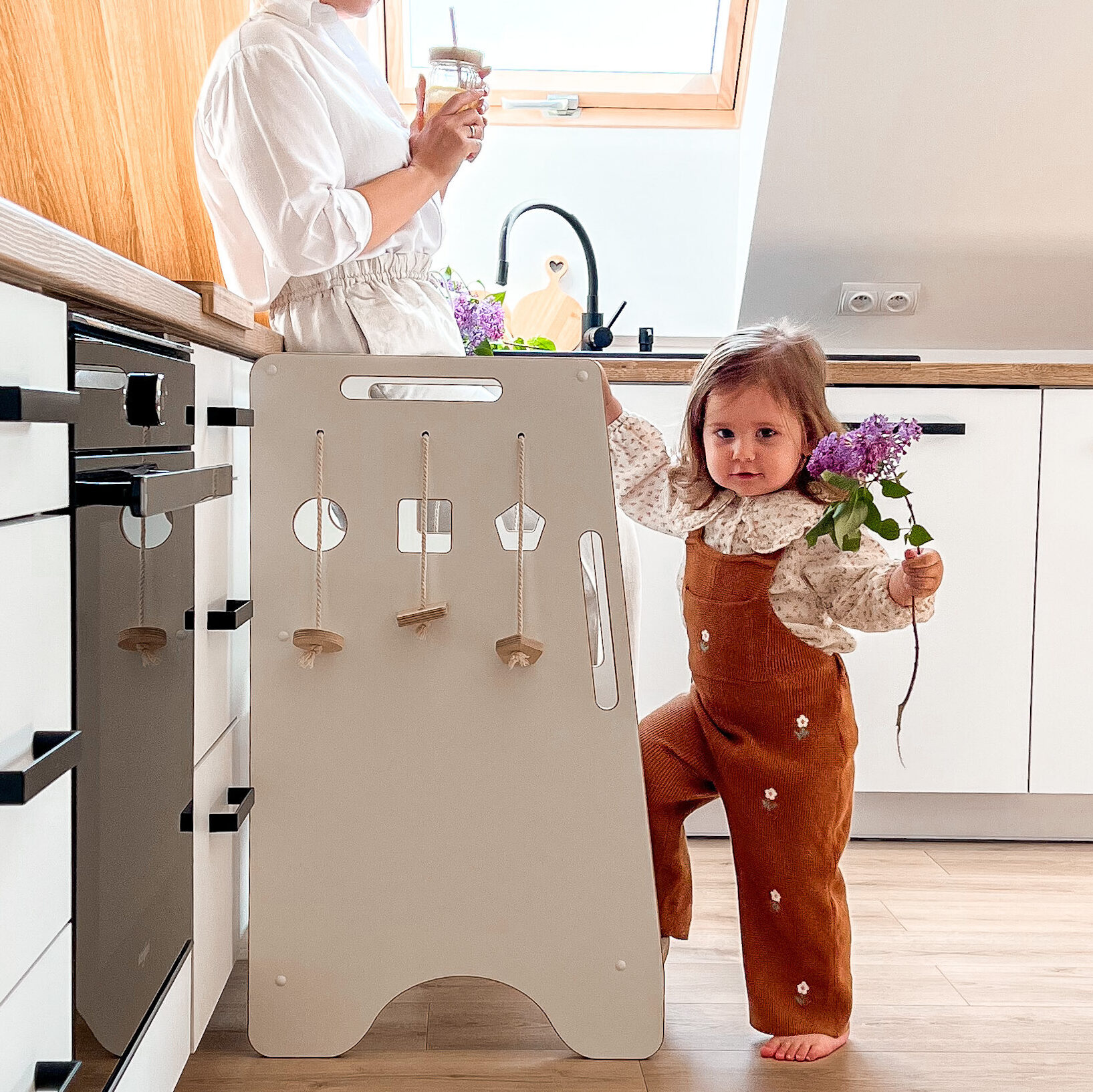 mama z córką spędzają czas w kuchni z kitchen helper