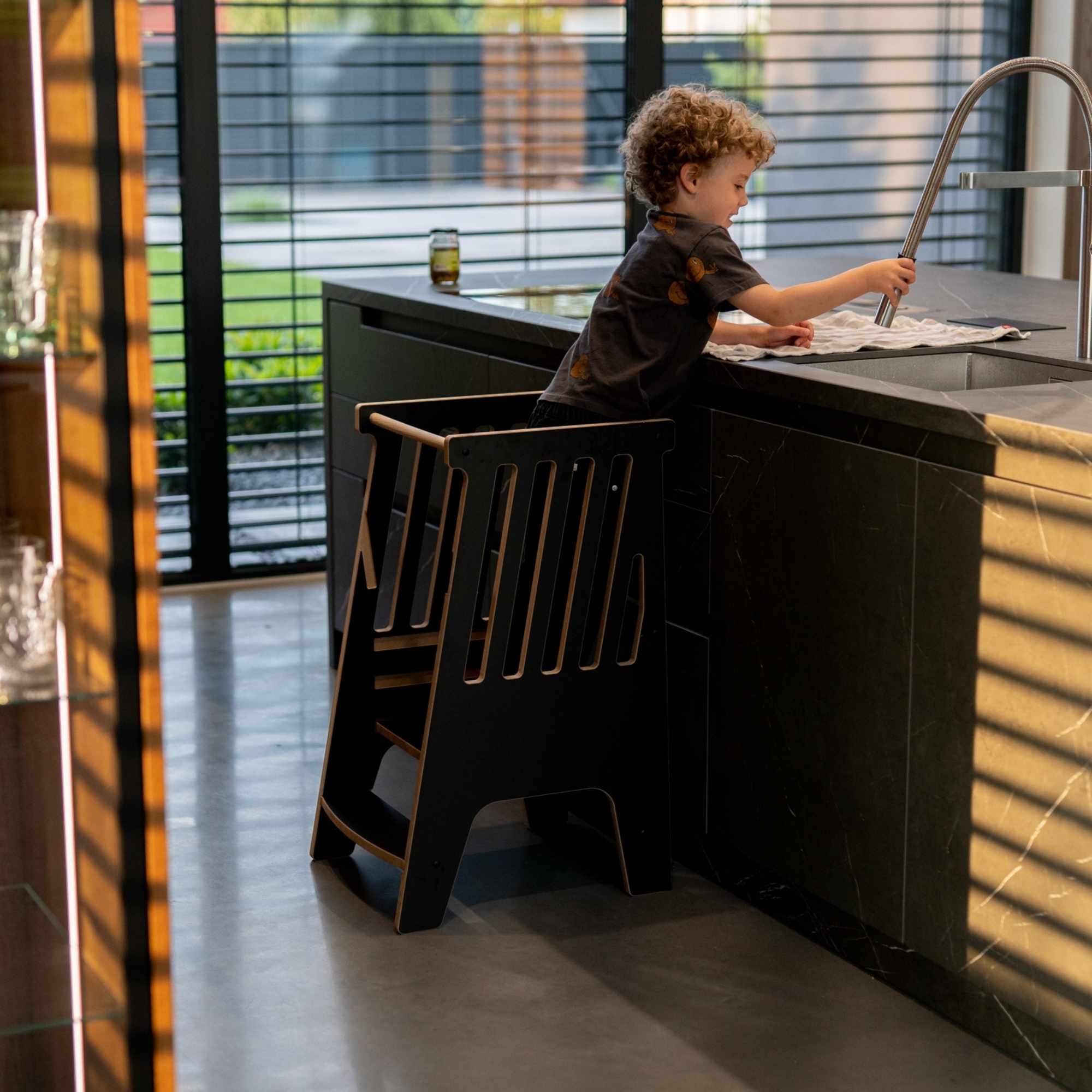 chłopiec pomaga w kuchni