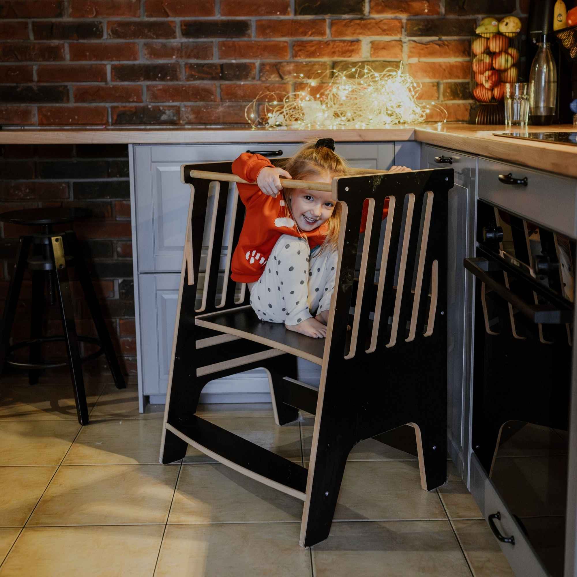 dziewczynka w kuchni