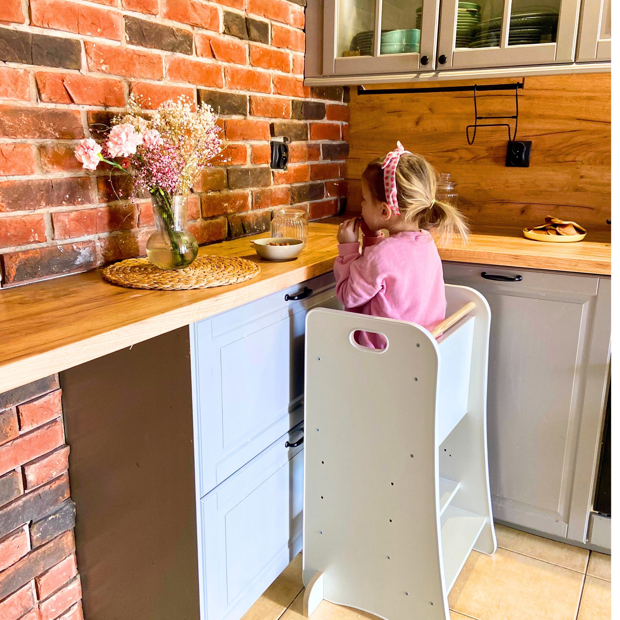 Dziewczynka stoi na kitchen helper 