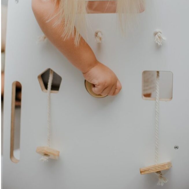 dziewczynka układa klocki