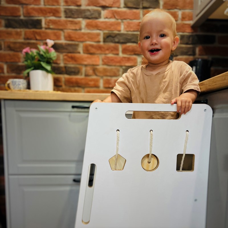 dziecko stoi w kitchen helper