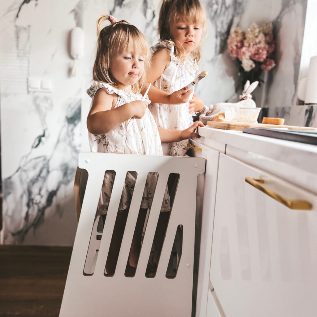dziewczynki pomagają w kuchni