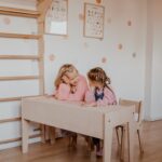 dzieci siedzą przy biurku