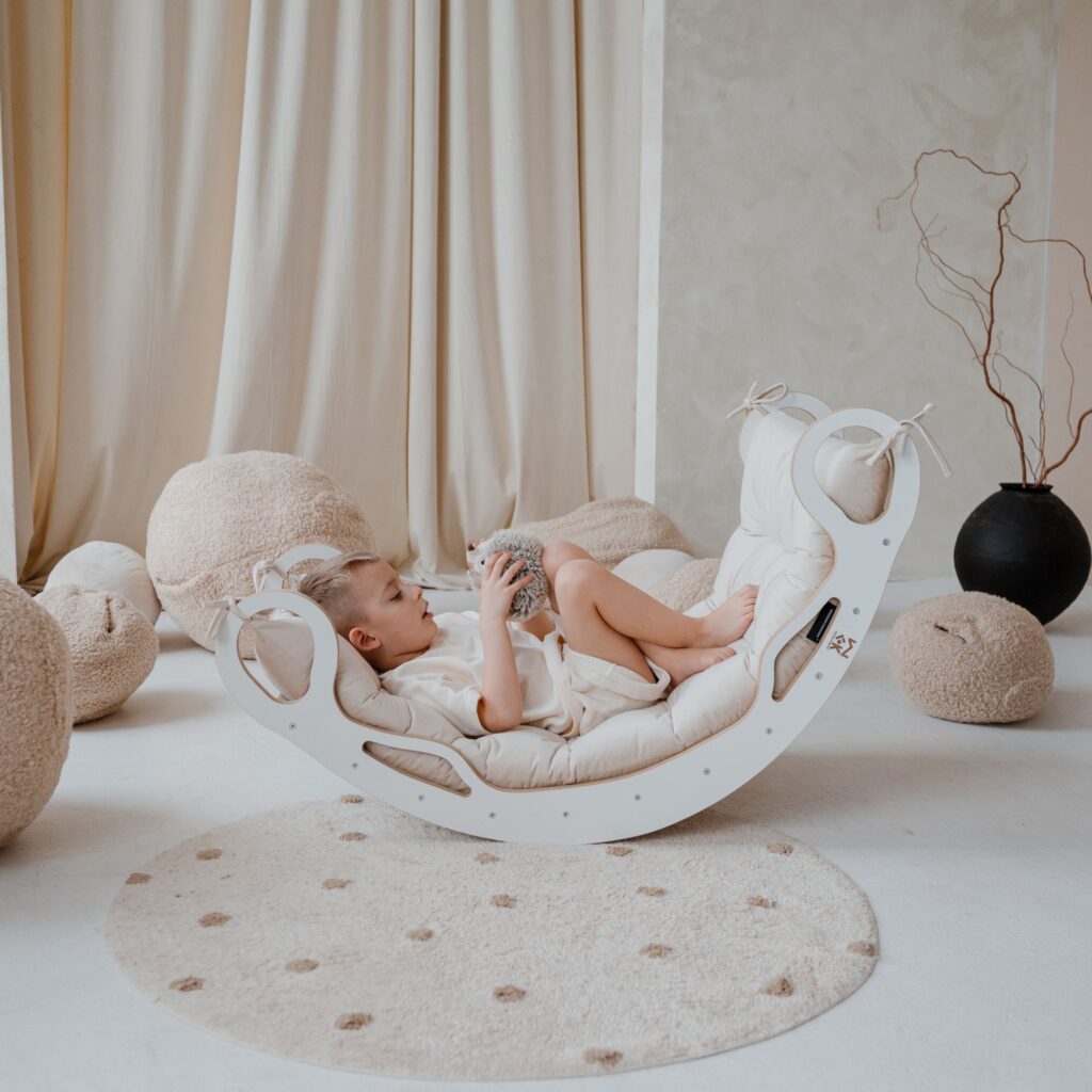 Drewniany bujak Montessori Zosia dla dzieci WoodForKids biały z poduszką