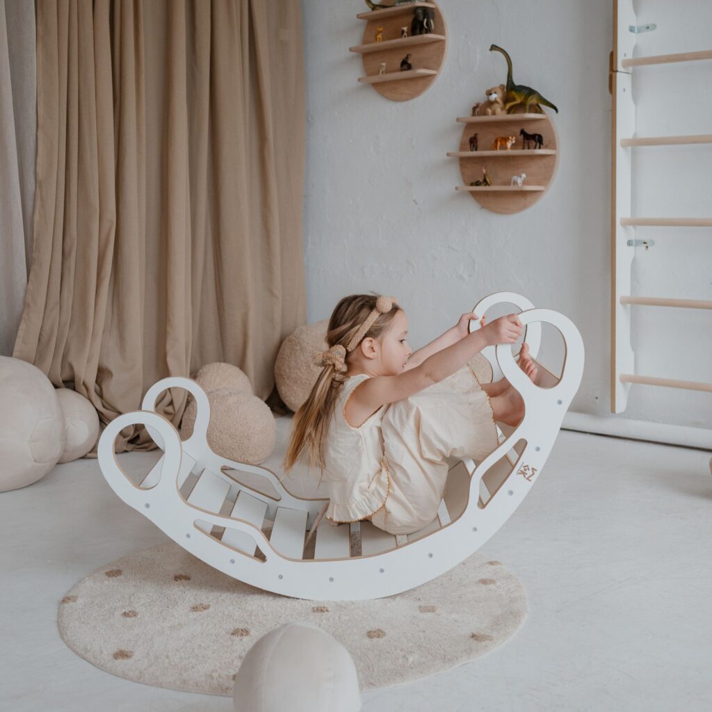 Drewniany bujak Montessori Zosia dla dzieci WoodForKids biały
