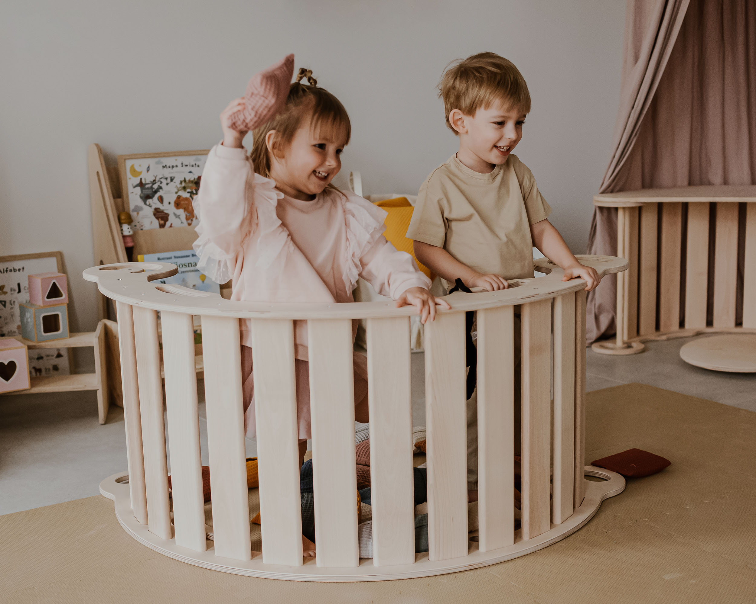 dzieci bawią się w bazie z bujaka