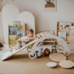 chłopiec wspina się na drabince