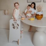 Stabilna podstawa pomocnika kuchennego WoodForKids zapobiegająca przewróceniu