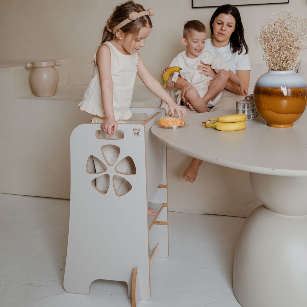 Wielofunkcyjny podest dziecięcy typu kitchen helper WoodForKids