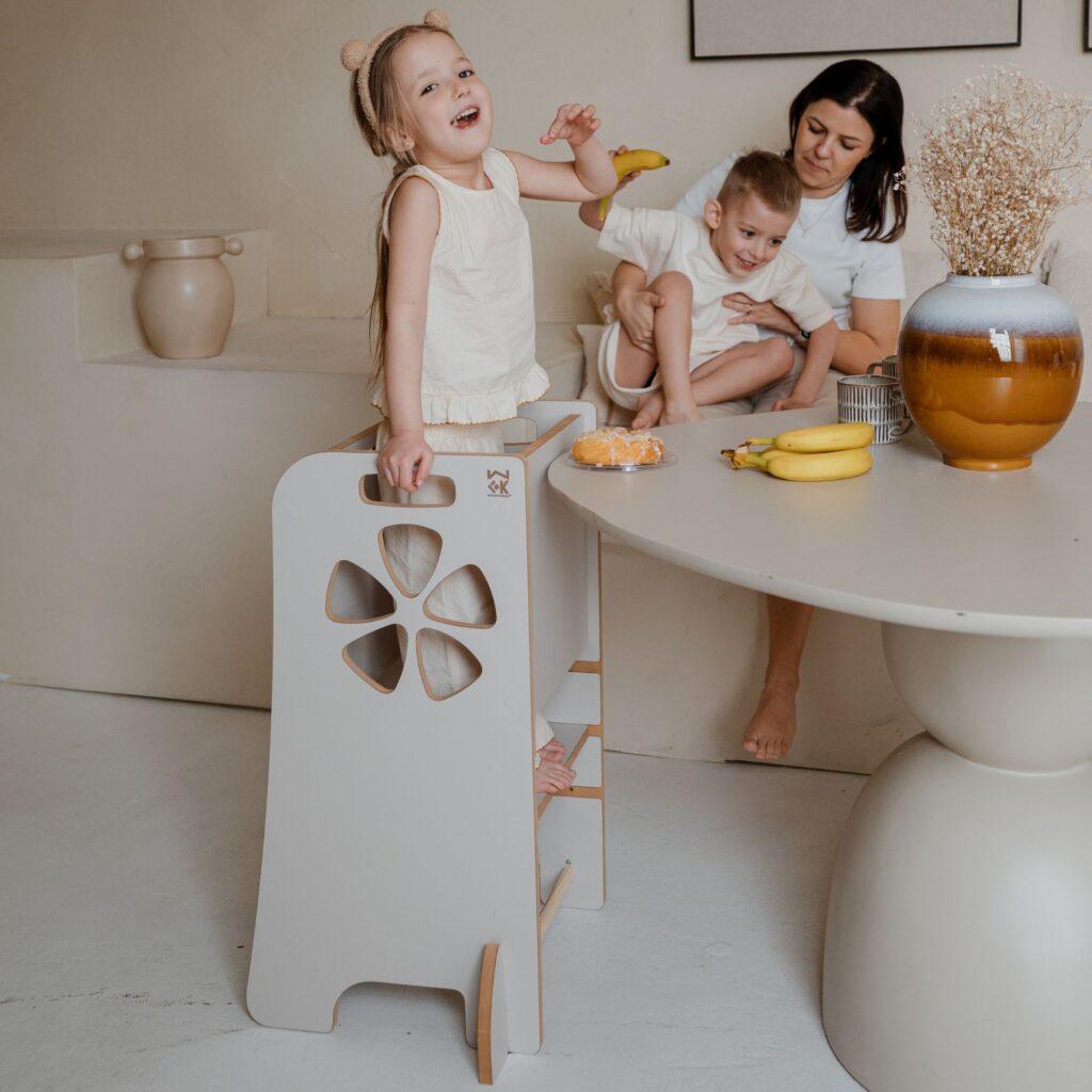Ekologiczny mebel dziecięcy do kuchni pomocnik WoodForKids