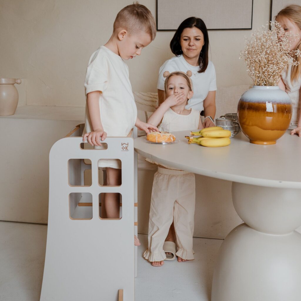Nowoczesny kitchen helper dla dzieci do bezpiecznego stania przy blacie